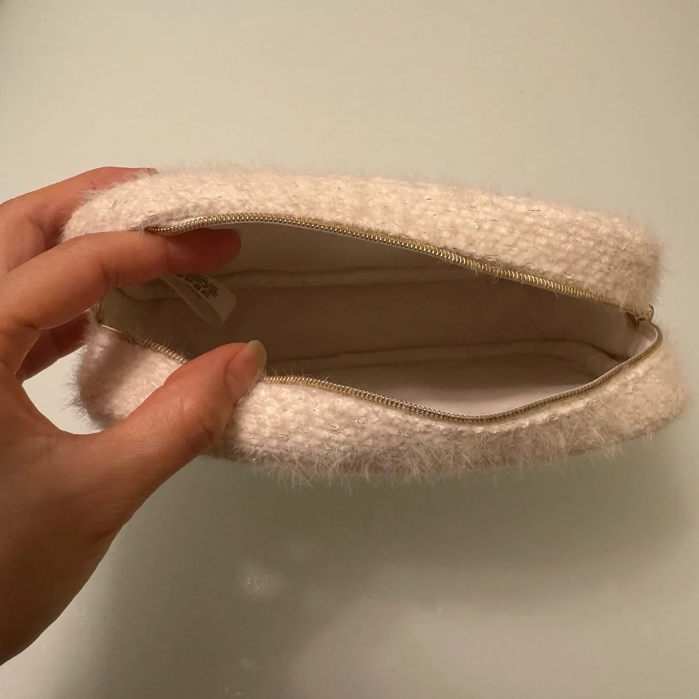 CHANEL Beauté Pale Pink Bouclé Cosmetic Pouch with Gold Logo - Picture 5 of 5